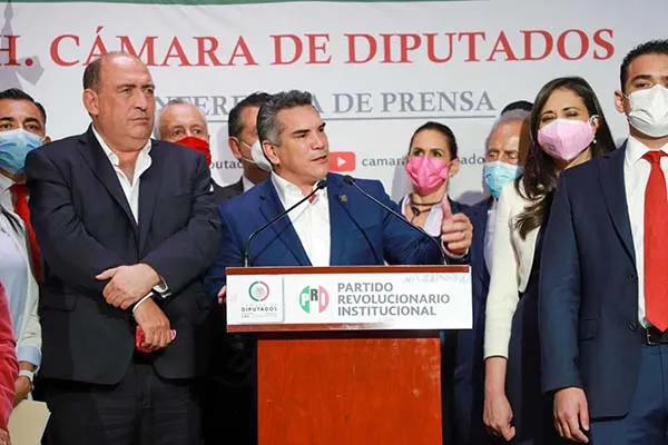 El PRI prepara su enésima traición al país