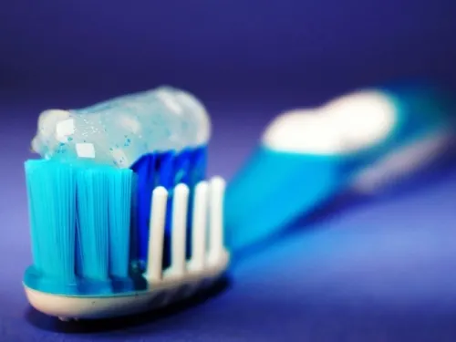 Niña se perfora la garganta por jugar mientras lavaba sus dientes