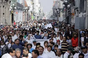 Marchan sindicatos por Día del Trabajo; recuerdan a fallecidos en Veracruz