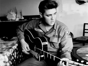 Elvis Presley será recordado con subasta y CD, a 38 años de su muerte