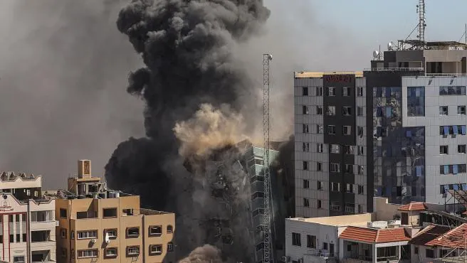 Ejército israelí destruye la torre Al-Jalaa en Gaza