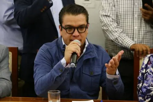 Por su censura, misoginia y violaciones al reglamento Espinosa Torres debe ser destituido