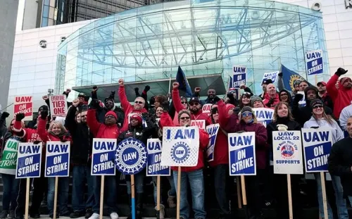 Finaliza huelga en General Motors; trabajadores aprueban nuevo contrato