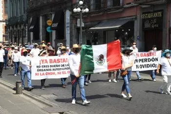 Marchas anti y pro-AMLO se encuentran en la ciudad de Puebla
