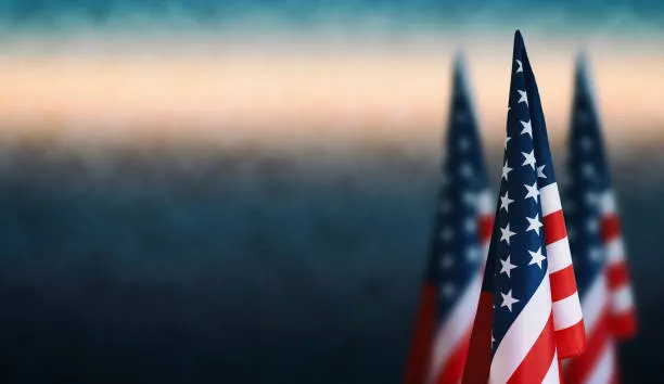 Trump firma orden para procesar a quienes quemen la bandera de EE.UU.