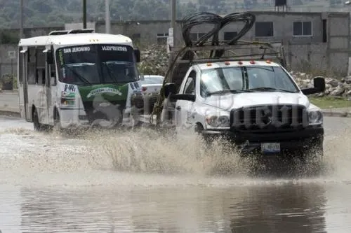 Cierres de calles por encharcamientos en Puebla capital tras lluvia de madrugada