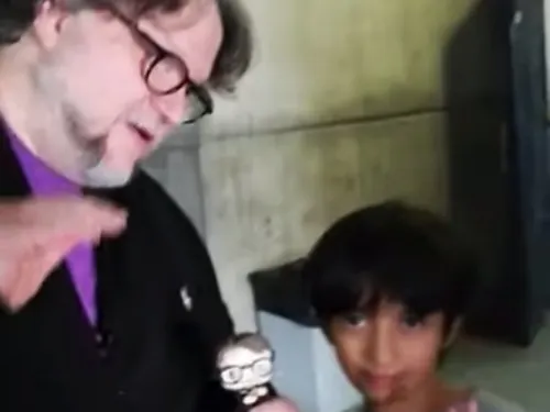 Youtuber de 8 años entrevista a Guillermo Del Toro; ¡Es adorable!