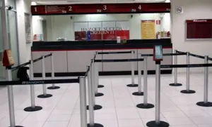Bancos suspenden operaciones este lunes