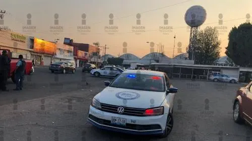 Fiscalía realiza un cateo en una bodega en el Mercado Morelos