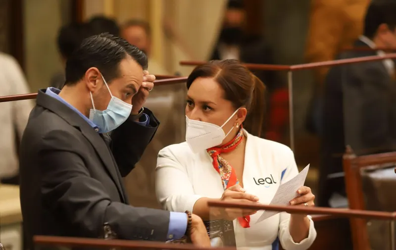 “L VS L”. Lupita reta a Lalo