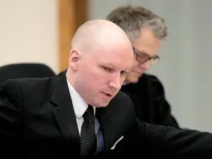 Noruega descarta que ‘asesino de Oslo’ sufra daños por aislamiento