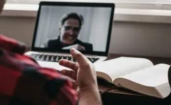 Google Meet lanza una nueva función de traducción simultánea en inglés y español
