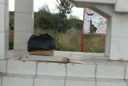 Causa intriga caja de madera con una bolsa negra en Yehualtepec