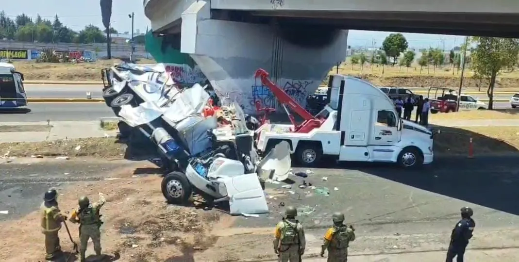 Cae tráiler del Periférico en Puebla; desata rapiña de pañales y caos vial
