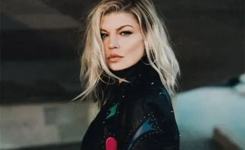 ¡Fergie se desnuda para promocionar su nuevo disco!