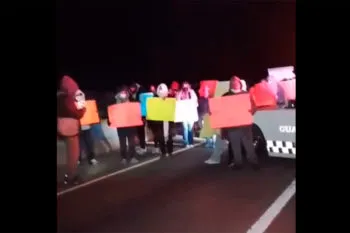 Bloquean autopista Puebla-Orizaba por desaparición de joven embarazada en Acajete