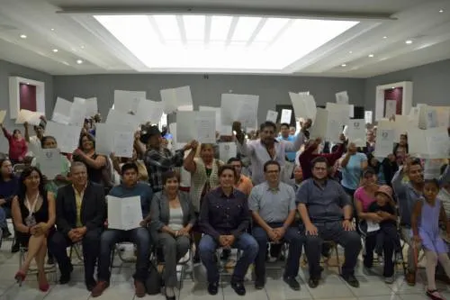 Reciben tianguistas de Xixitla títulos de concesión