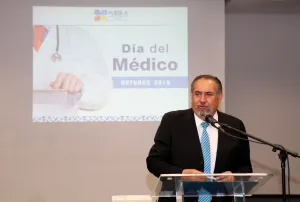 Gobierno reconoce el compromiso y dedicación de los médicos en su día