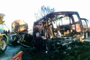 Tras choque se incendia autobús de pasajeros en la México-Querétaro