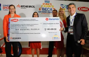 Preside SEDIF subasta a beneficio de Beca un Niño Indígena