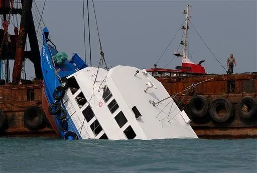 Choque de barcos en Hong Kong deja 38 muertos