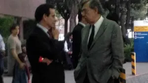 Cuauhtémoc Cárdenas llega a hospital para visitar a AMLO