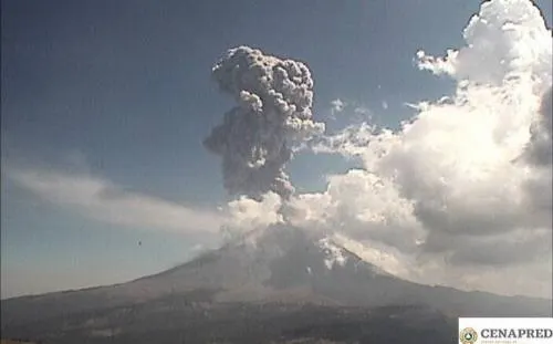 Explosión en el Popocatépetl genera columna de humo de 5 km