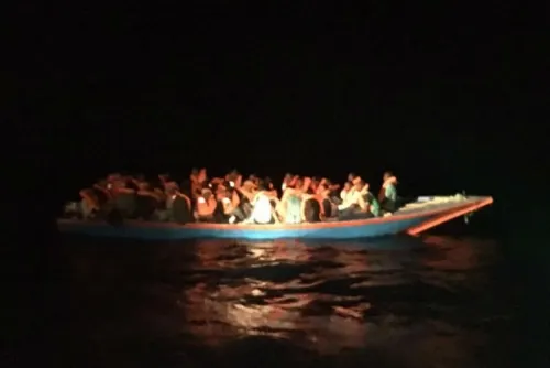 Buzos localizan cuerpos de 12 migrantes cerca de isla Lampedusa, Italia