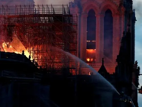 Echen agua desde aviones a Notre Dame, pide Trump