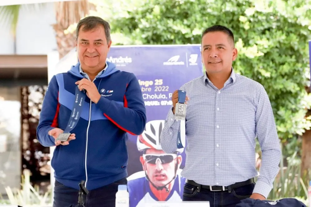 Presenta Ayuntamiento de San Andrés playera y medalla del Duatlón 2022