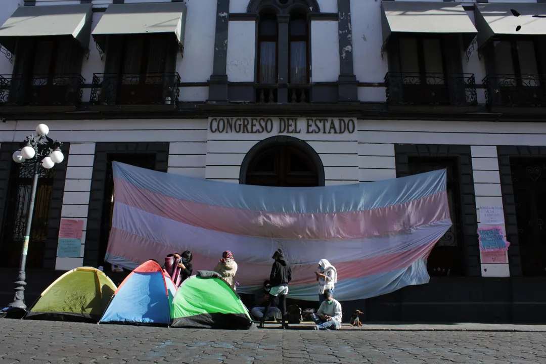 Colectivos se manifiestan afuera del Congreso de Puebla; exigen la aprobación de la “Ley Agnes”