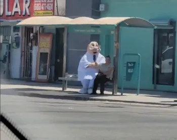 Dr. Simi se queda cuidando a una señora en una parada de autobús