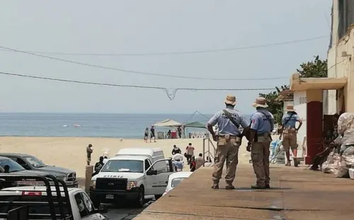 Ante mirada de bañistas, ejecutan a hombre en playa de Acapulco