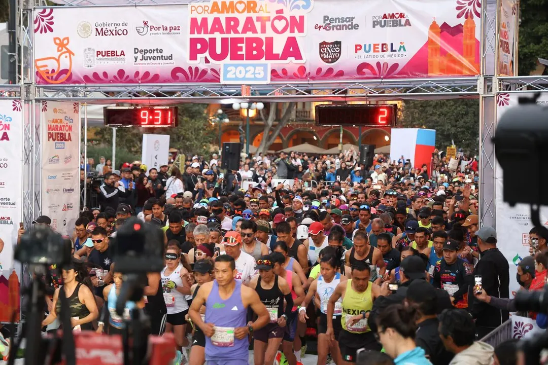 Salida del Maratón de Puebla 2025. Foto: Daniela Portillo / EsImagen