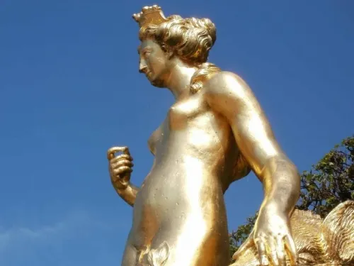 Ponen tangas a esculturas griegas desnudas para no ‘herir sensibilidad’