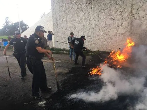 Familiares de Los Zetas abatidos por la Marina bloquearon la autopista al exigir Justicia