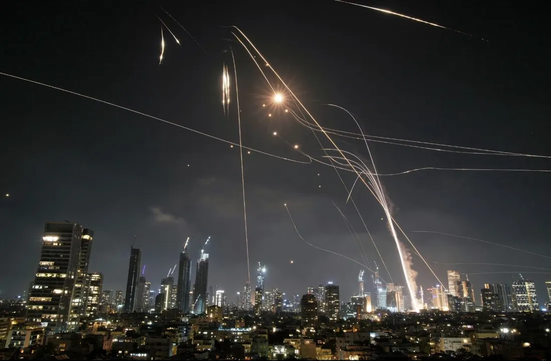 Israel e Irán intensifican ataques: ordenan evacuaciones y bombardeos masivos