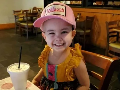 Restaurante abre antes de tiempo como regalo a niña de 3 años con leucemia