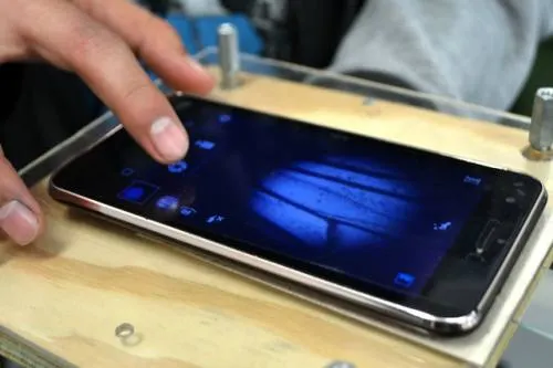 En el Laboratorio de Óptica talleres construyen microscopios a partir de reciclar celulares