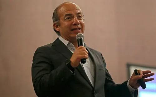Calderón pide a gobierno de AMLO medidas más estrictas para frenar Covid-19