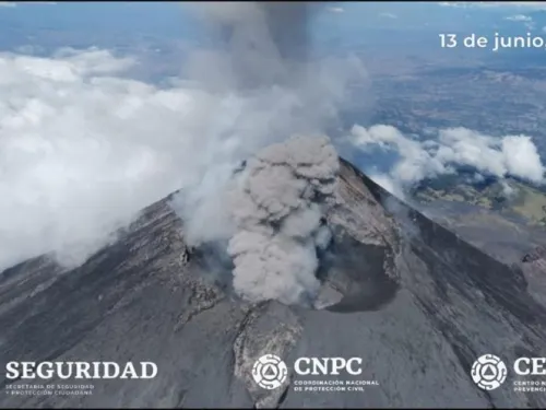 Sobrevuelan cráter del Popocatépetl; prevén más explosiones