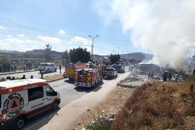 Arde recicladora de basura en la 11 Sur
