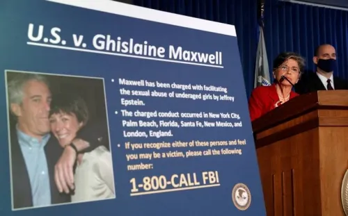 Ghislaine Maxwell, exnovia de Epstein, se declara inocente por tráfico sexual de menores