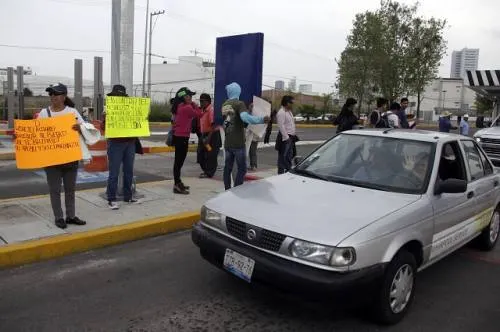 Pobladores de Cacalotepec se deslindan de bloqueo en caseta de Atlixcáyotl