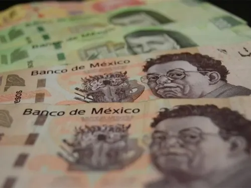 Peso mexicano y bolsa avanzan ante esperanza de vacuna Covid