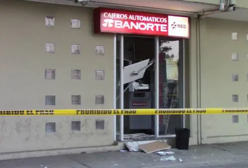 Con artefacto explosivo delincuentes estallaron cajero automático en Texmelucan