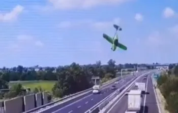 Impactante accidente: avión ligero se estrella en autopista de Italia, provocando la muerte de dos personas