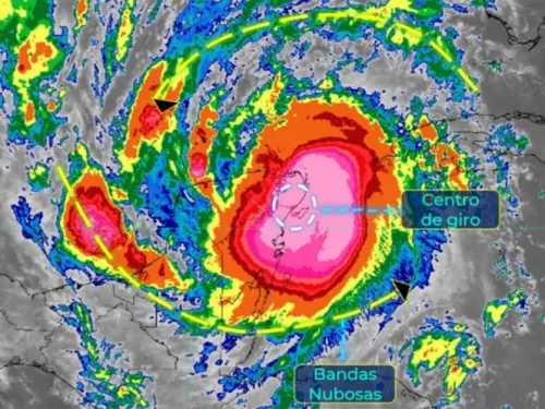 Huracán “Delta” toca tierra en Quintana Roo
