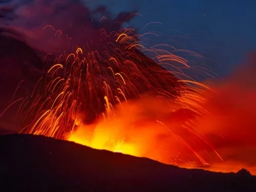 VIDEO: Volcán Etna entra en erupción, pero descartan riesgo