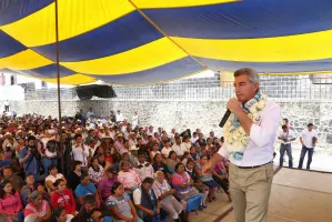 Tony Gali escucha y se compromete con la comunidad de Tochimilco